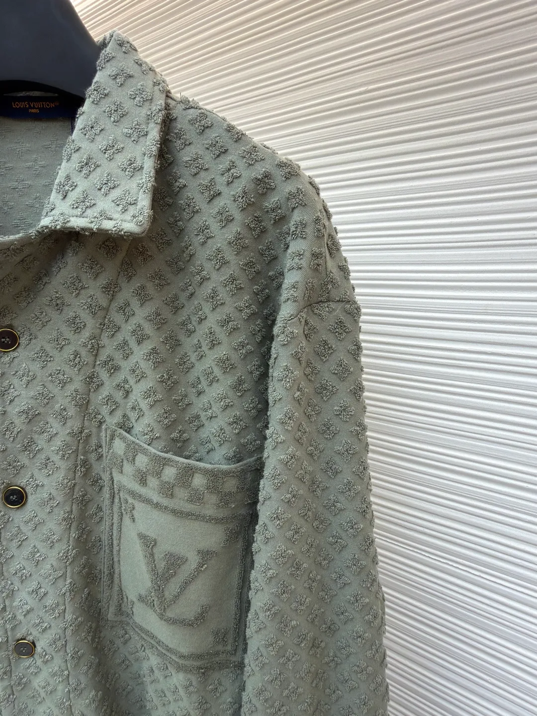 LOUIS VUITTON presbyopic terry shirt ●Original version: Purchased and developed by 14049 ●Item number: 1681930-B90 ●Fabric: jacquard terry fabric ●Technology: washed production ●Color: green ●Version: fitted version ●Weight: about 545 grams ●Size: XS-S-M-L ●Description: The fabric is custom-woven jacquard terry cloth with a weight of 250g. The bottom surface is made of 50s double-ply long-staple cotton yarn. The loops are made of 60s double-ply ring-spun combed cotton yarn. The bulk yarn color is customized and dyed. A 20-needle single-sided terry jacquard machine is used to weave the gray fabric. The finished fabric is then washed and shaped. After the washing process, the ring-spun yarn loops are more fluffy and three-dimensional than those of compact spinning. The positioning pattern is purely cut after finishing work, and the loss is huge. It has specific four-eye hand-stitched buttons and three-label washing. The overall wiring is straight and delicate, the fabric is comfortable and soft, and the color is consistent without color difference. It can be matched with the same style to create a fashionable look and control various occasions. Customized accessories, complete with three standards, same style for men and women!